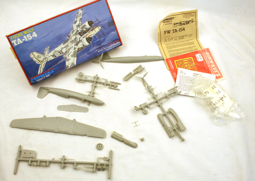 72 Pioneer 2 Focke Wulf TA 154 Model Kit #4001